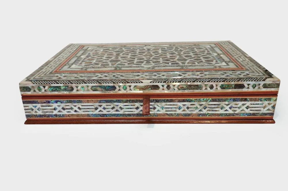موزاييك دمشقي مرصع بالصدف — بوكسس للتجارة، الدوحة
